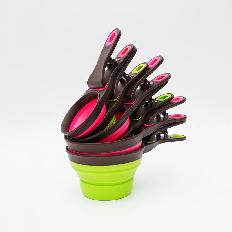 Pet Food Scoop With Collapsible Clip thumbnail 2