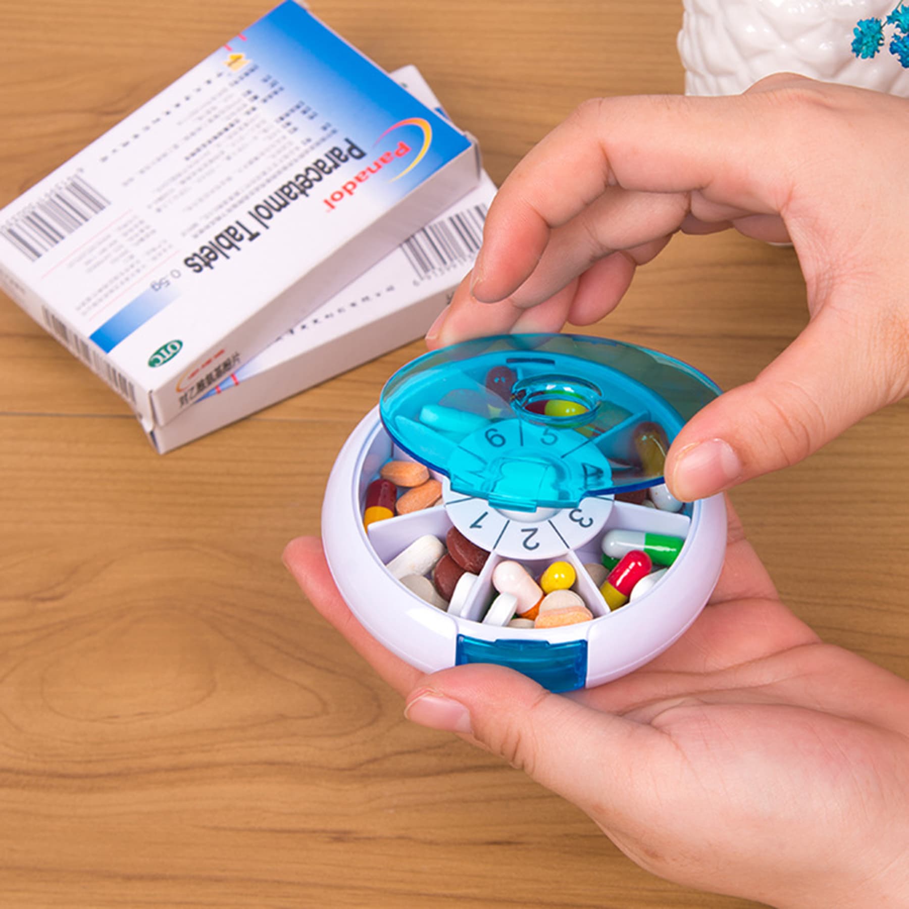 Rotatable 7-Slot Round Pill Box Medicine Case thumbnail 8