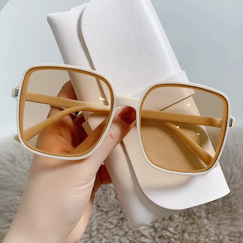 Large-Frame Sunglasses thumbnail 3