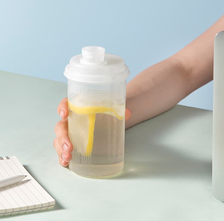 17.5oz Plastic clear graduated water bottle